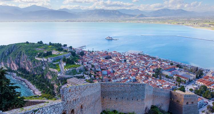 Vue panoramique de la vieille ville de Nauplie et de la baie depuis une forteresse au sommet d'une colline.