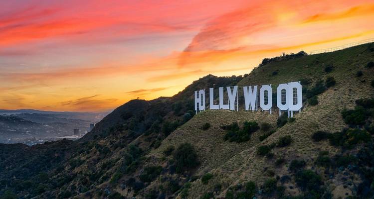 Le panneau Hollywood sur des collines vallonnées sous un ciel de coucher de soleil éclatant.