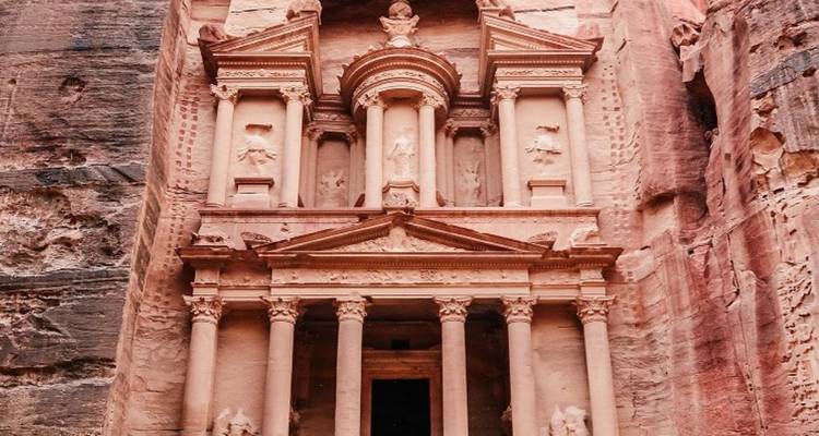 L'emblématique Trésor rose-rouge de Pétra sculpté dans les imposantes falaises de grès