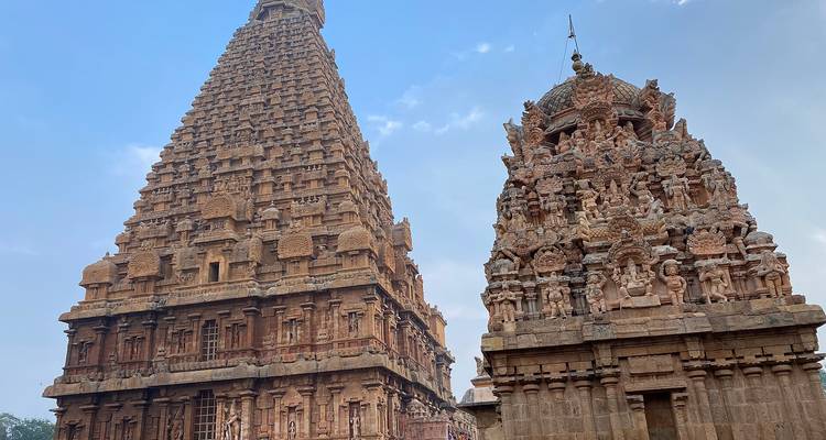 Gedetailleerd beeld van de torenhoge vimana en sierlijke poort van de Brihadeeswara Tempel onder heldere hemel