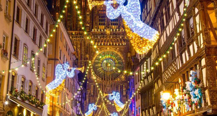 Straßburgs Domstraße funkelt mit Engelslichtern und festlicher Dekoration zur Weihnachtszeit