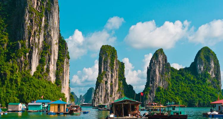 D'imposants karsts calcaires et des villages flottants sur les eaux émeraude de la baie d'Ha Long