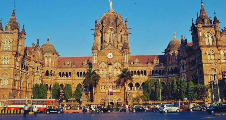 Der viktorianisch-gotische Chhatrapati Shivaji Terminus steht imposant unter einem leuchtend blauen Mumbaiер Himmel.