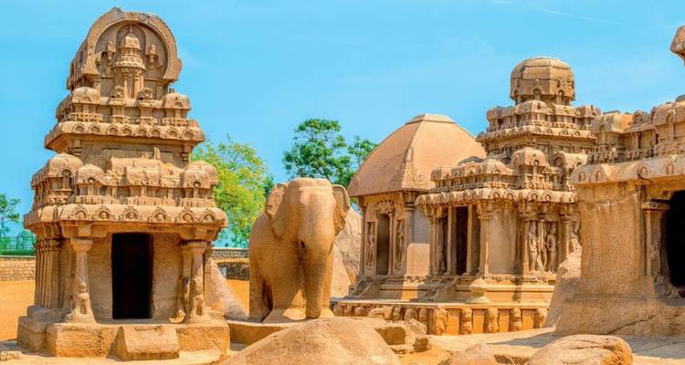Steinwagen und Tierskulpturen des Five Rathas-Komplexes unter einem strahlend blauen Himmel.