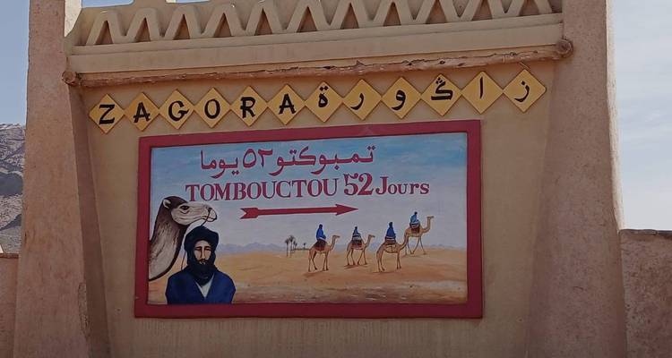 Beroemd Zagora-bord dat 52 dagen naar Timboektoe wijst, geschilderd op adobe poort