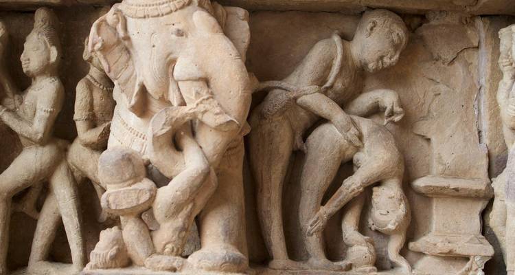 Close-up stenen sculptuur reliëf met figuren en een olifant in Khajuraho.