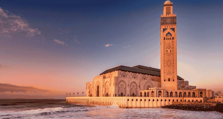 Répétez : La Mosquée Hassan II illuminée au coucher du soleil près de l'océan Atlantique