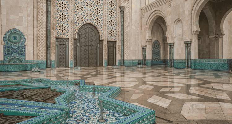 Répétez : cour et fontaine carrelées de manière élaborée à l'intérieur de la mosquée de Casablanca