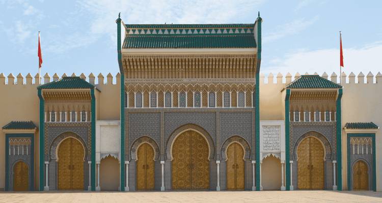 Répétez : portails ornés du Palais Royal de Fès avec des toitures vertes