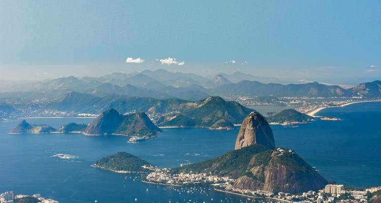 Prachtig kustpanorama van Rio de Janeiro met de Suikerbroodberg en de diepblauwe Atlantische Oceaan.
