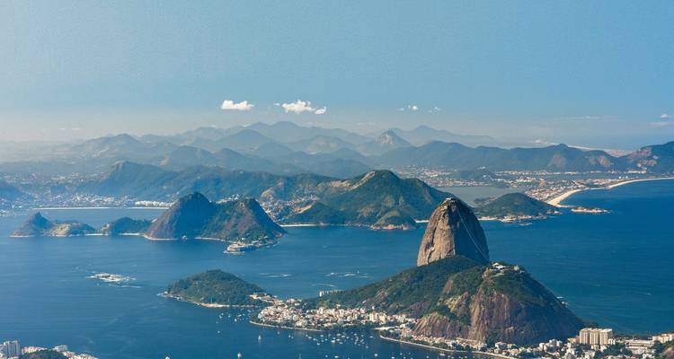 Panorama aérien du Pain de Sucre et de la baie de Guanabara avec des îles éparses et les montagnes côtières au loin