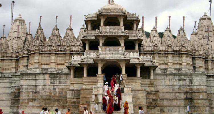 Pelgrims die de grote marmeren trap van de Ranakpur Jain Tempel beklimmen.