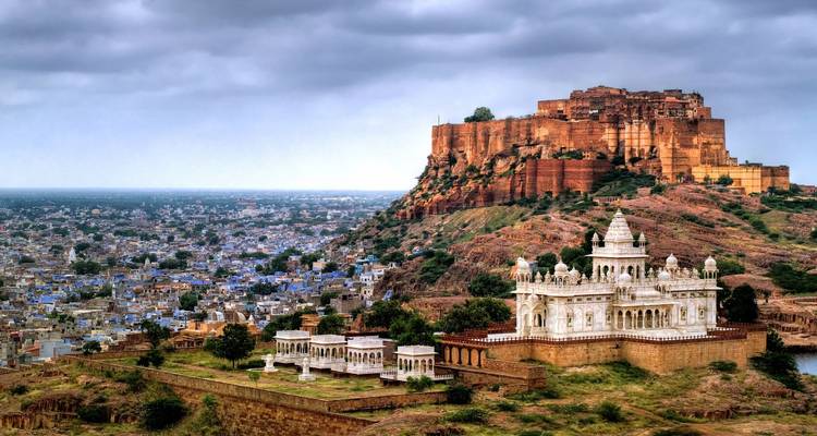 Panoramisch tafereel van het marmeren Jaswant Thada monument onder het imposante Mehrangarh Fort dat uitkijkt over Jodhpur.