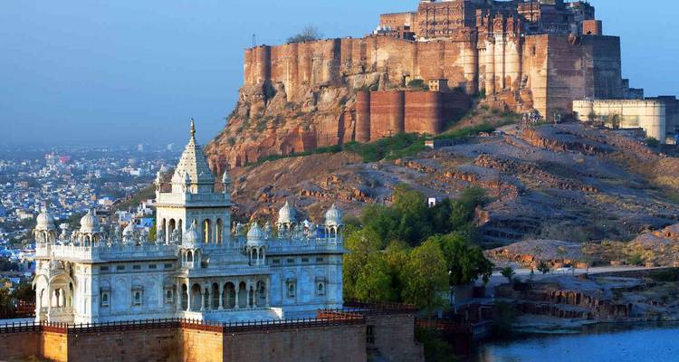 Witte marmeren cenotaaf van Jaswant Thada gelegen onder de massieve wallen van Mehrangarh met uitzicht op Jodhpur.