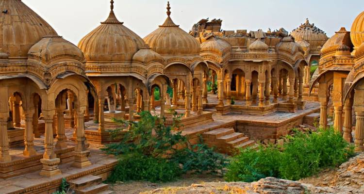 Les cénotaphes dorés à coupole et les arches de Bada Bagh se dressent dans la végétation désertique.