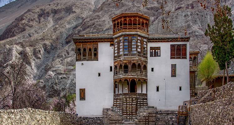 Le fort traditionnel d'Altit en bois et pierre se dresse contre un flanc de montagne aride dans la Hunza.