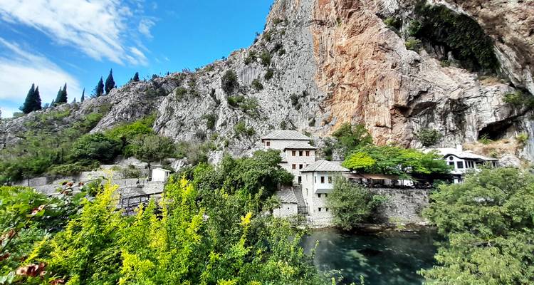 El histórico monasterio derviche de Blagaj se acurruca bajo imponentes acantilados junto a la fuente esmeralda del río Buna.