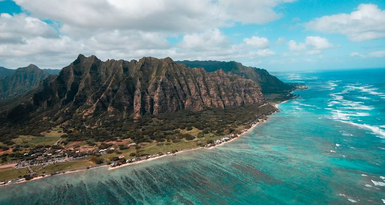 Des montagnes aux crêtes spectaculaires rencontrent un récif turquoise vibrant le long de la côte est d'Oahu.