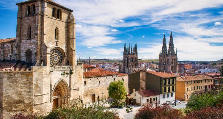 Panoramablick auf Burgos mit den gotischen Kathedralenspitzen, die sich über die Altstadt unter lebendigen Himmeln erheben