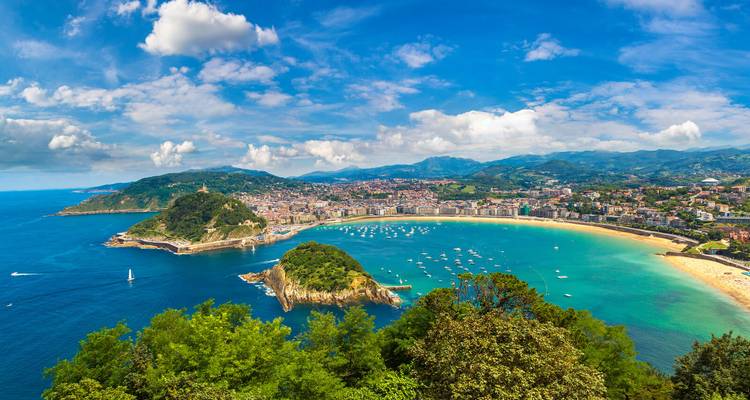 Weitläufige Luftaufnahme der La Concha Bucht von San Sebastián mit türkisfarbenen Gewässern, Stränden und umgebenden Hügeln