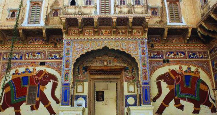 Kleurrijke gefresco'de haveli-gevel met olifantschilderingen in Mandawa