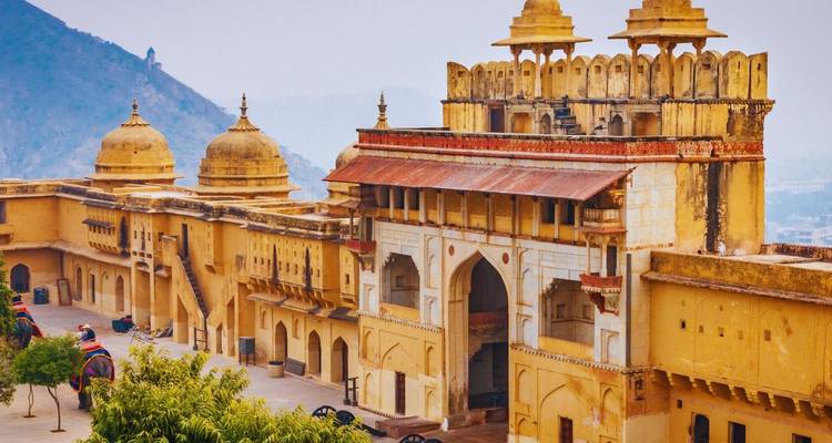 Amber Fort's grote toegangspoort en omringende vestingwerken gezien vanuit een verhoogde hoek