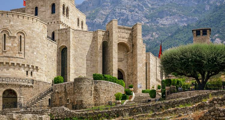 Musée de pierre Skanderbeg et château de Krujë sur fond de montagne