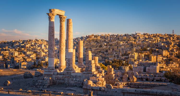 Las columnas iluminadas por el sol del Templo de Hércules dominan el extenso paisaje urbano de Ammán.