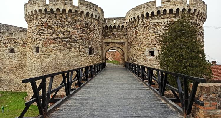 Stenen poort en houten brug die naar de middeleeuwse muren van het Belgrado Fort leiden.