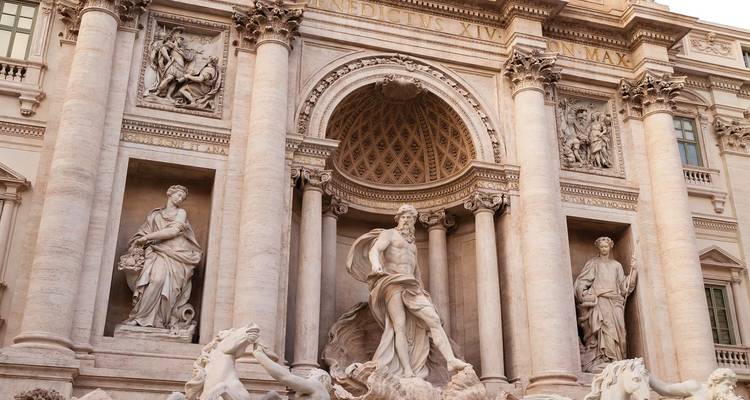 Vista cercana de esculturas barrocas y columnas de una famosa fuente romana
