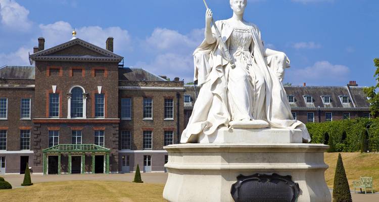 Statue de la reine Victoria devant le palais de Kensington par une journée d'été ensoleillée.
