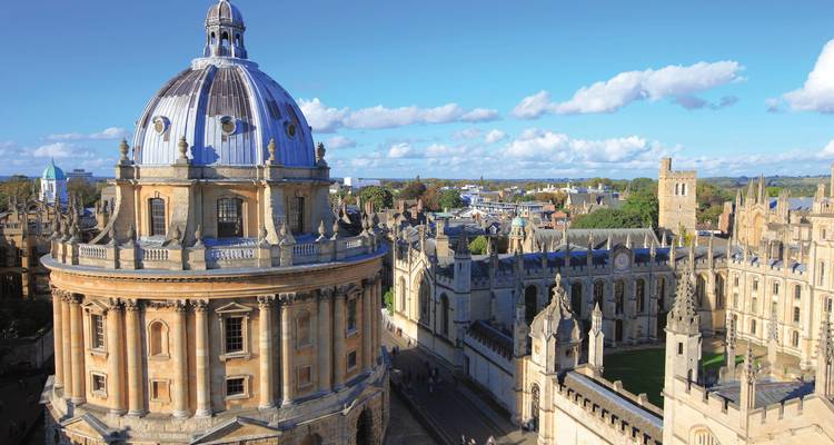 La célèbre Radcliffe Camera et les flèches de l'Université d'Oxford baignées dans la lumière de l'après-midi.