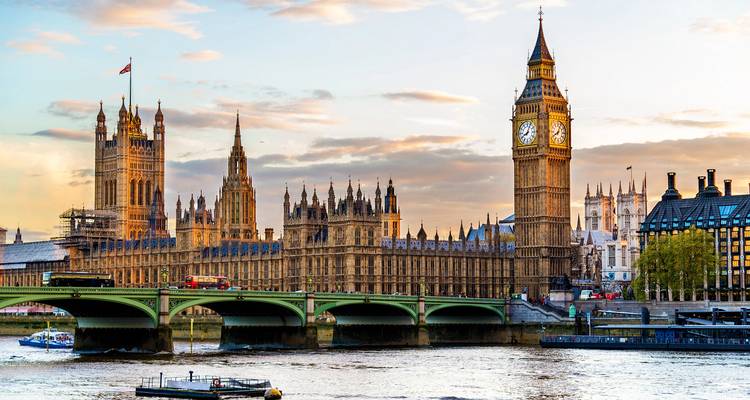Emblématiques Maisons du Parlement et Big Ben se dressant majestueusement au-dessus de la Tamise dans la lumière du coucher de soleil