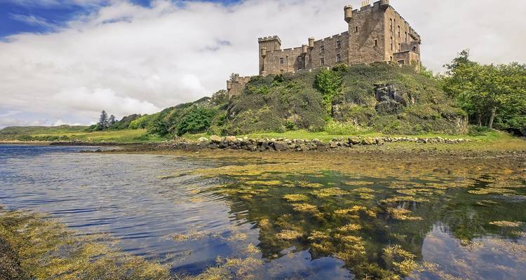 Château de pierre Dunvegan perché sur un promontoire rocheux au-dessus des eaux de marée