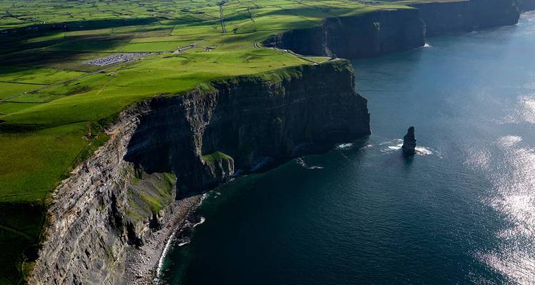 Vista aérea dramática de los imponentes Acantilados de Moher precipitándose hacia el Océano Atlántico.