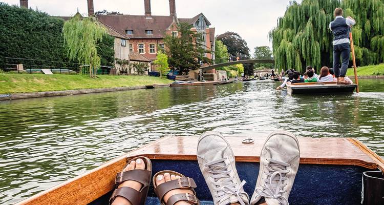 Scène détendue de canotage sur la rivière Cam de Cambridge vue depuis l'intérieur d'un bateau en bois.