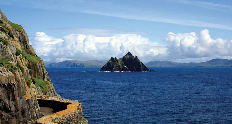 Le rocheux Skellig Michael s'élève de manière spectaculaire depuis l'Atlantique, encadré par le sentier côtier escarpé.
