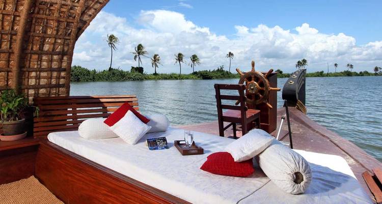 Lit de repos confortable sur le pont ouvert d'une péniche naviguant dans les eaux tropicales arrière.