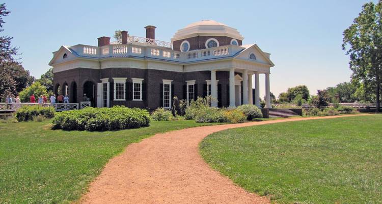 Thomas Jeffersons Monticello-plantagehuisje gezien over een gebogen gravelpad op een zonnige dag