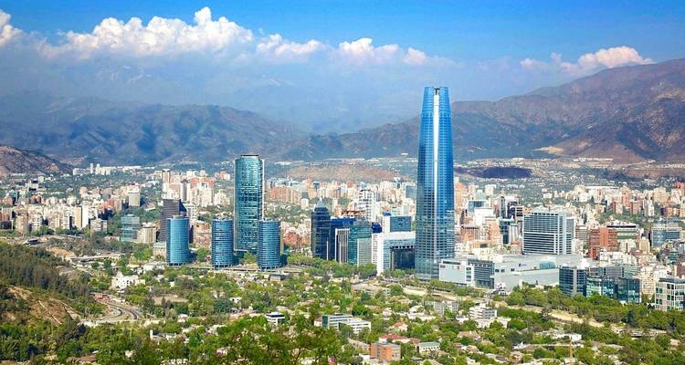 Vue panoramique de l'horizon de Santiago avec la tour Costanera Center et les montagnes des Andes en arrière-plan.