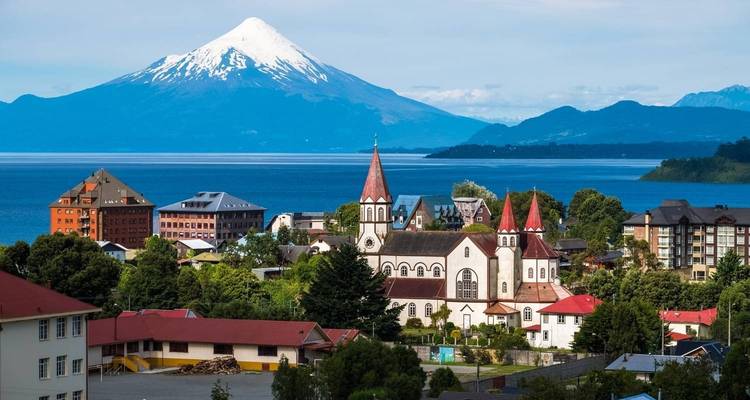 Charmante ville lacustre de Puerto Varas avec le volcan Osorno qui domine le lac Llanquihue aux eaux bleu profond.