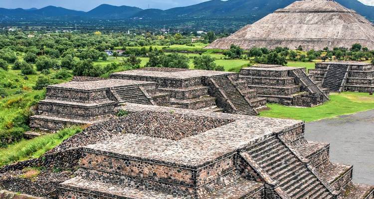 Vue panoramique des pyramides et terrasses de Teotihuacan avec un environnement verdoyant luxuriant