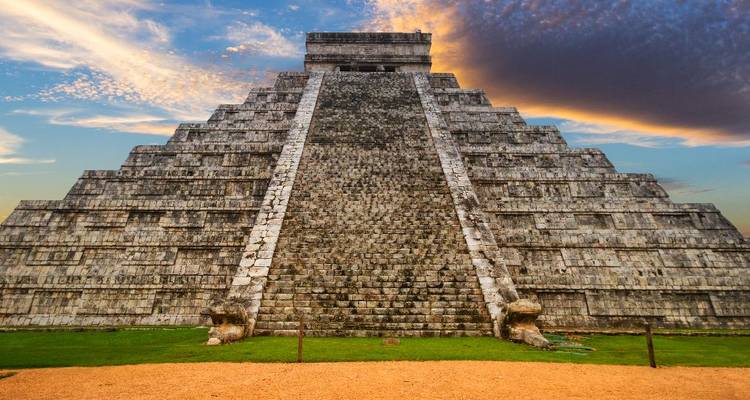 Pyramide emblématique de Chichen Itza spectaculairement éclairée par un ciel de coucher de soleil coloré