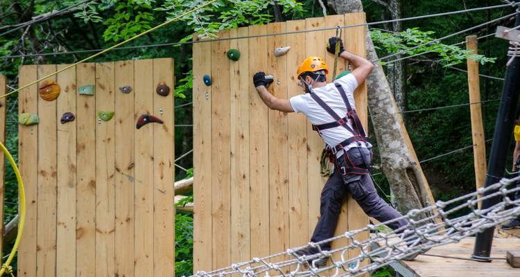 Dezelfde bostokkenparcours afbeelding van klimmer die balanceert op houten muur