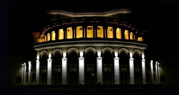 Herhaalde nachtopname van het Opera House van Jerevan verlicht in gouden licht