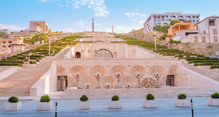 Gran monumento en cascada escalonada con arbustos bien cuidados que ascienden por una ladera.