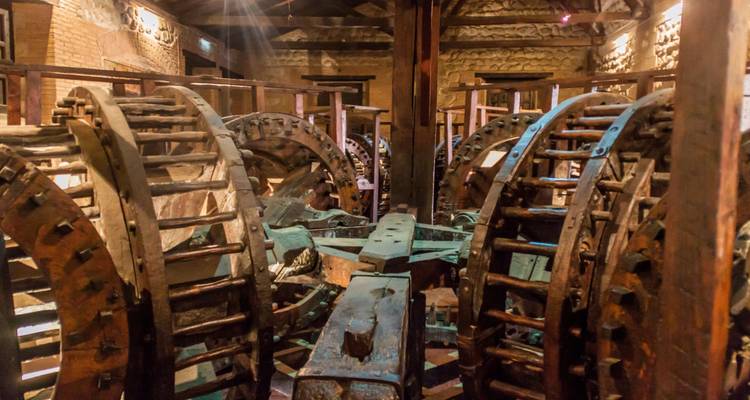 Historische houten mijnwerkerswielen en tandwielen bewaard in het Potosí muntmuseum.