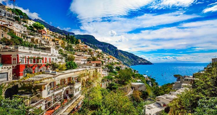 Vibrante pueblo costero de Positano en acantilado que desciende hacia el resplandeciente Mar Mediterráneo.