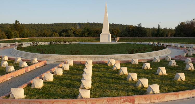 Cementerio de guerra simétrico con un obelisco blanco central conmemorando la campaña de Gallipoli.