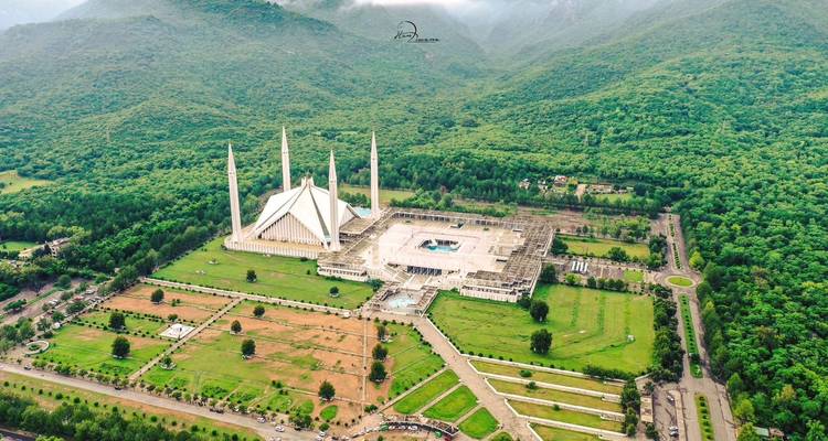 Vue aérienne de la Mosquée Faisal entourée d'une végétation luxuriante à Islamabad